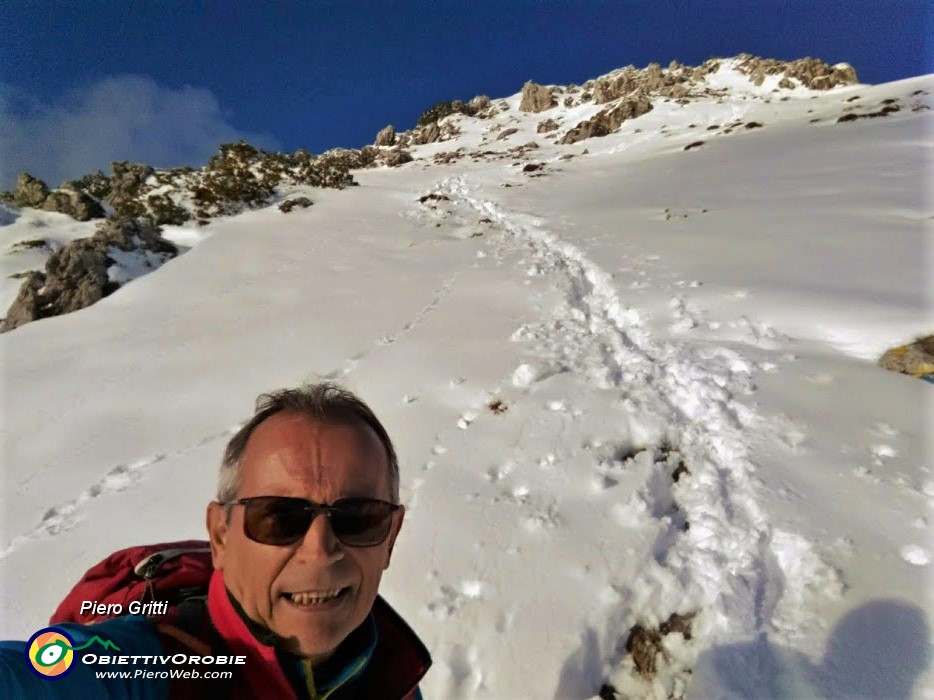 78 Sguardo indietro al percorso di discesa affondando piacevolmente nella neve .jpg